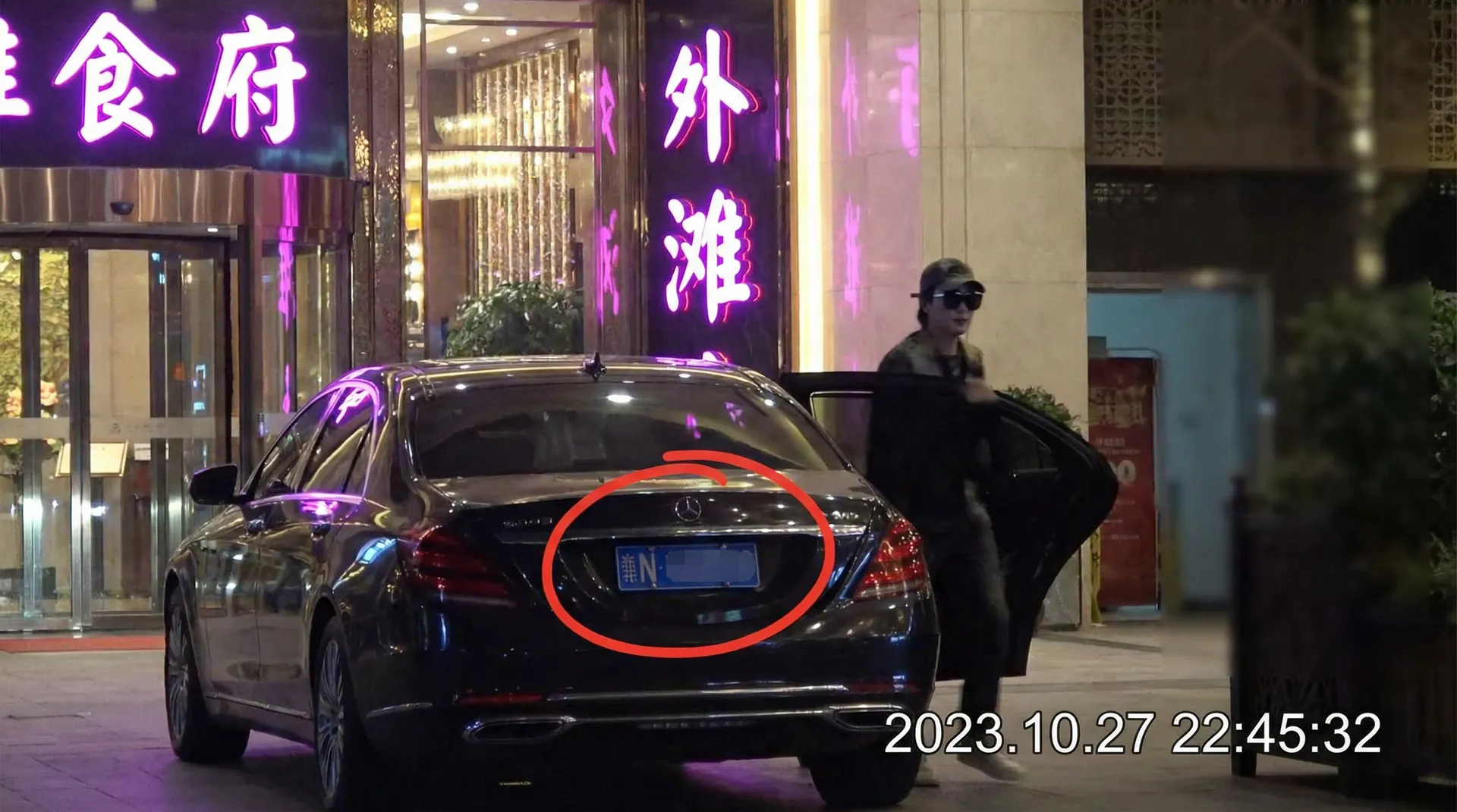 杏彩体育网址 - 豪车餐厅外偷拍